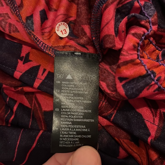 H&M Women’s Top Size M with elastic band and button back - Picture 9 of 9